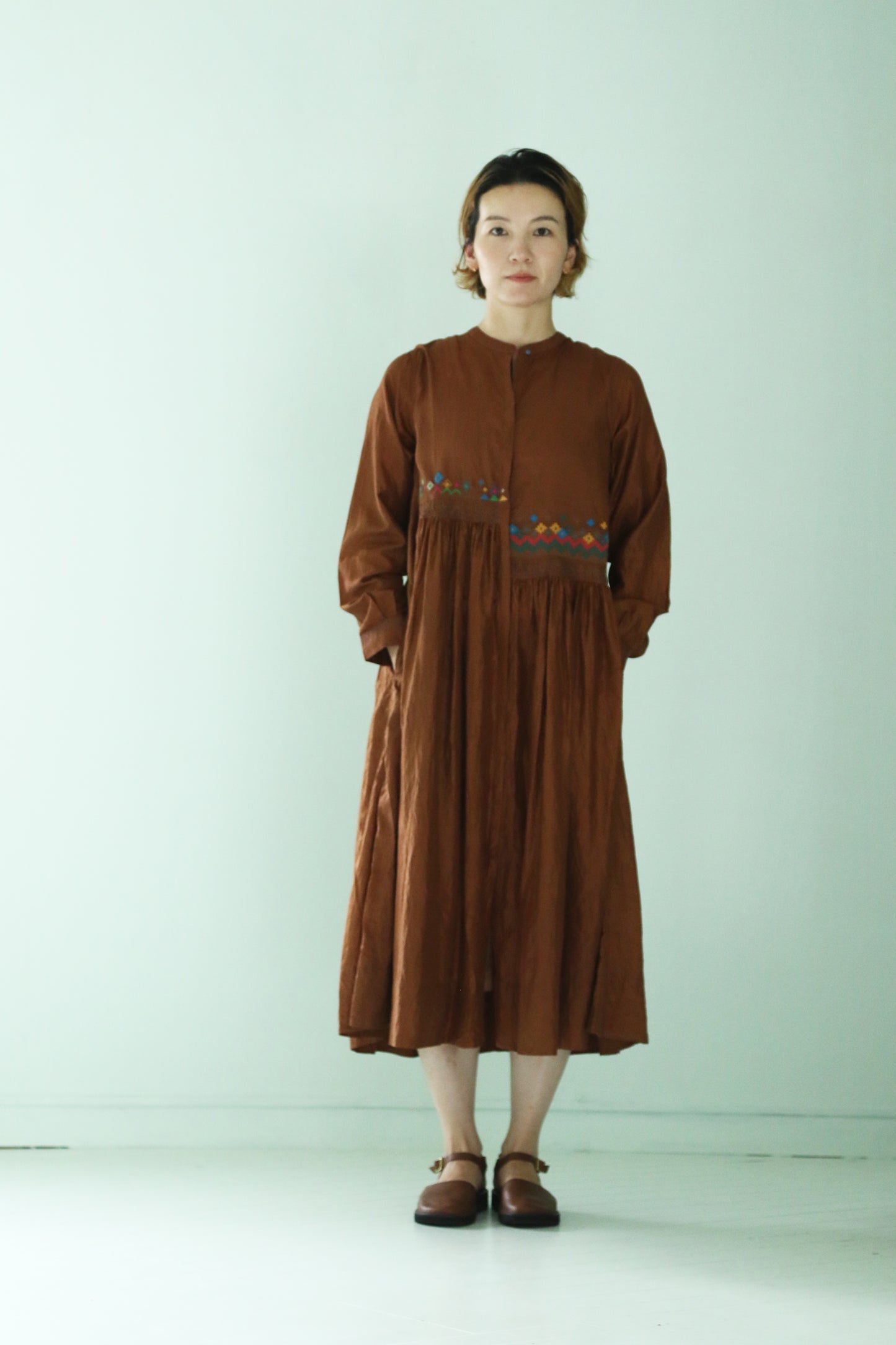 (a)Middle English_blk,(b)Middle English_natural rough out,(c)T-Strap_brown,(d)Mary Jane_burgundy